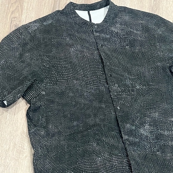 Men’s Lululemon Size Large Digital Camo Black Snap Button Performance Shirt - Picture 3 of 10